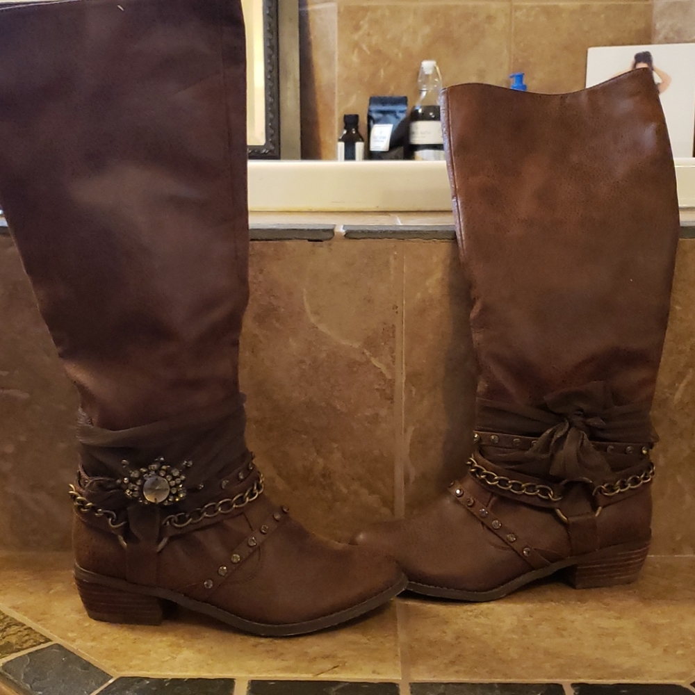 Accented boots